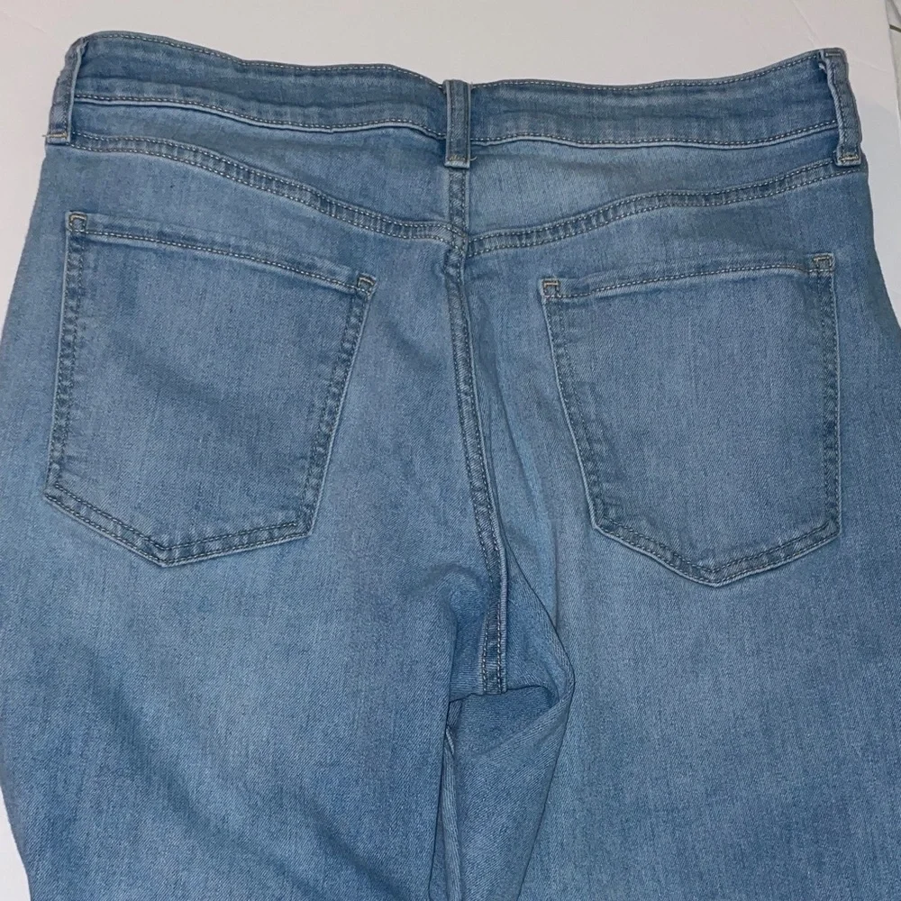 Old Navy Women's Light Blue Denim Shorts - Picture 5 of 8